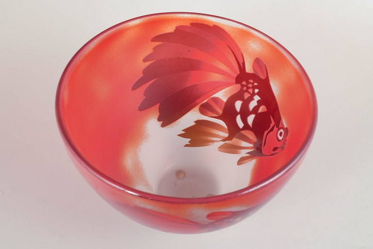 Paul Hoff for Kosta Boda, Sweden. Bowl in clear and red-toned art